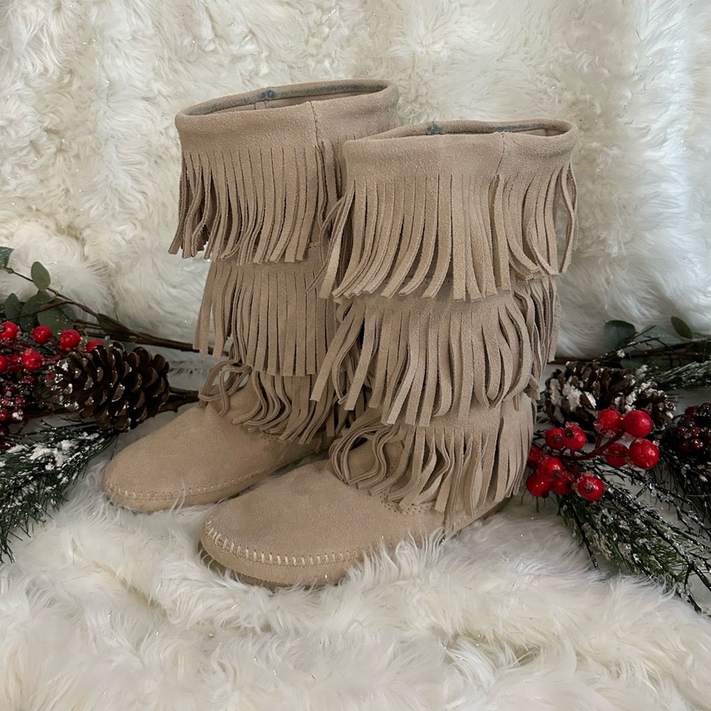 Minnetonka boots size 9 good condition